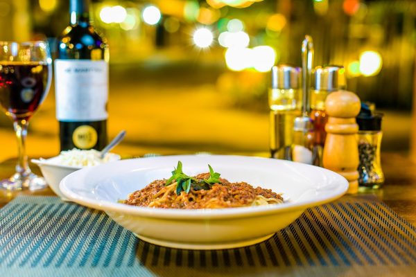 Vin et convivialité : Comment bien s&rsquo;approvisionner pour des repas de fête et événements réussis