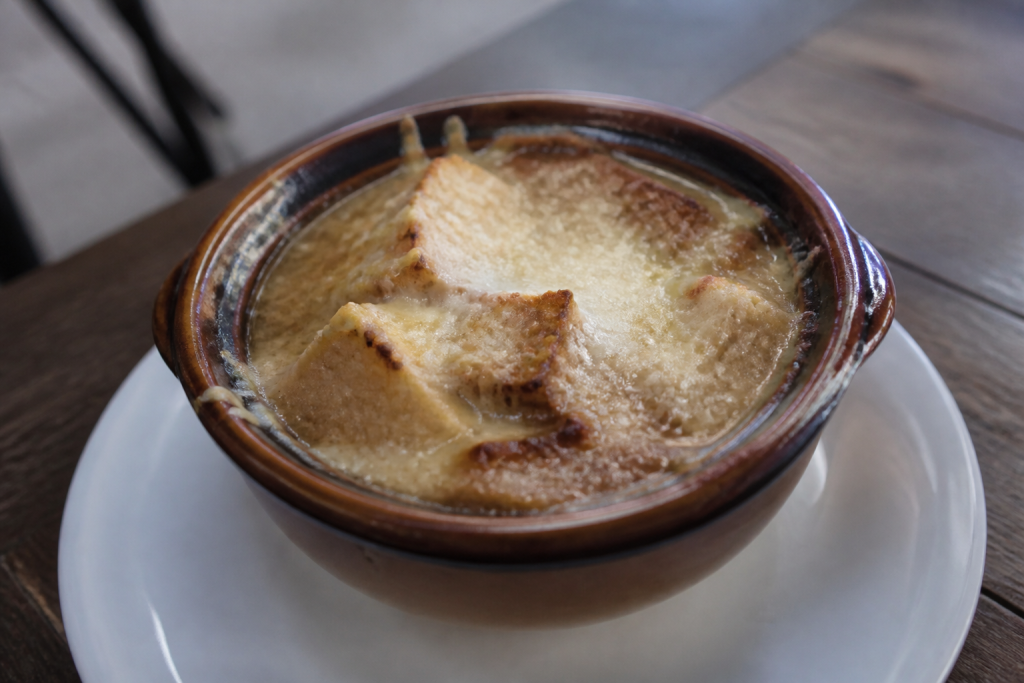 Bol de soupe aux oignons gratinee avec croutons dores
