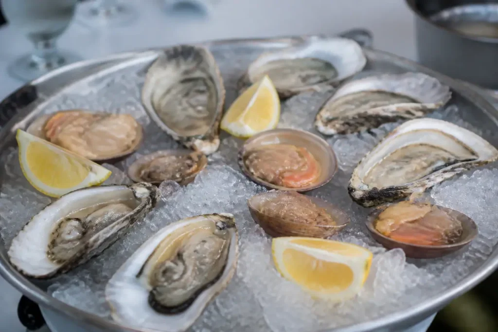 Coquillages sur glace avec quartiers de citron