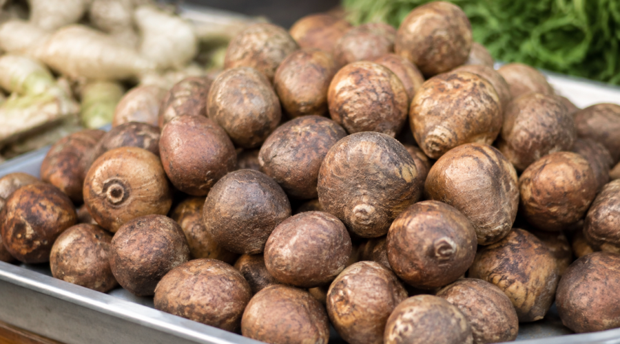 Petits tubercules marrons arrondis empiles sur plateau